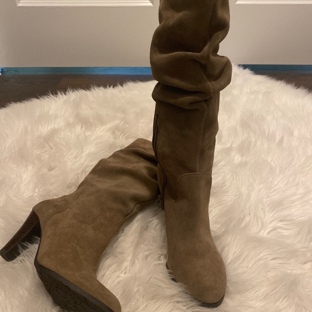 Sued Mid Calf Boots